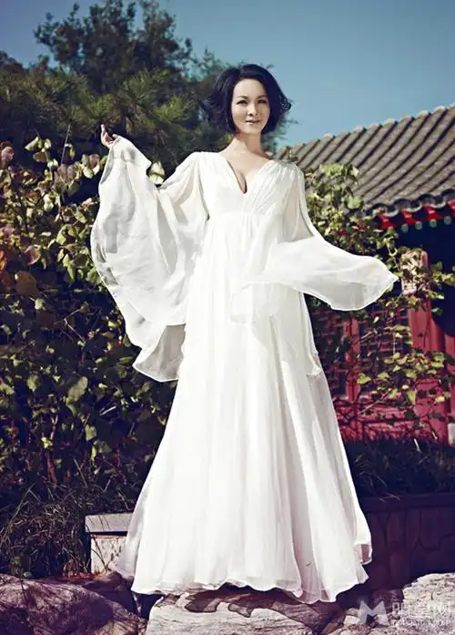 演员谢兰春季造型多变优雅写真气质熟女