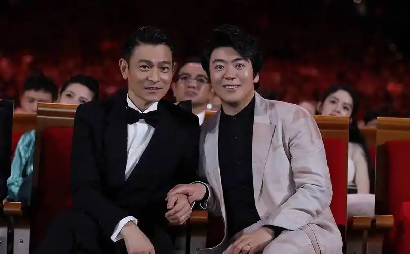 最近对于贾玲来说,有过一次可以当面和刘德华合影的机会,那就是共同