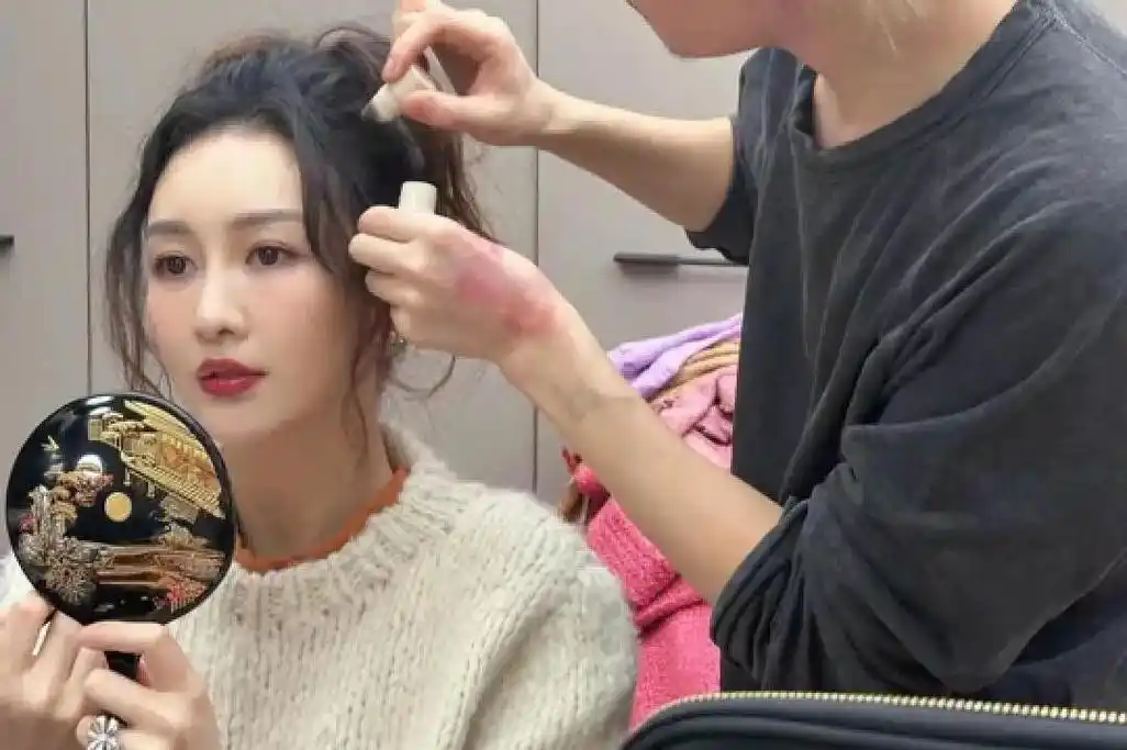 王鸥社交平台晒化妆照,暗示开始复工 王鸥在社交平台晒出化妆的照片