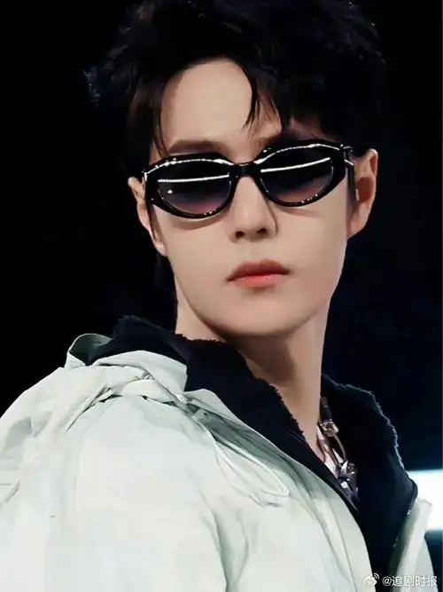 王一博黑框眼镜杀