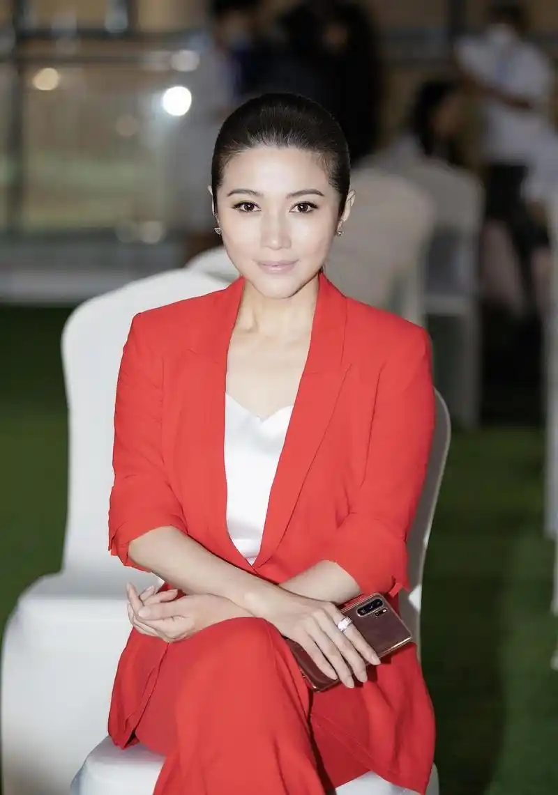 颜丙燕真厉害了,穿一件红色西装套装出席活动,女人味十足!