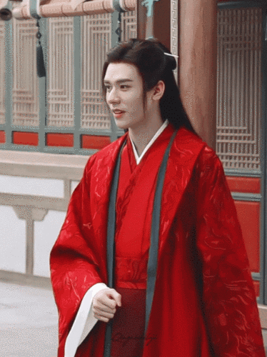 龚俊本人最喜欢这套大红色↓这是温客行那一排↓光全员的定妆照就贴了