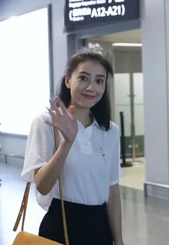 高圆圆半丸子头清新爽朗 打电话笑靥如花