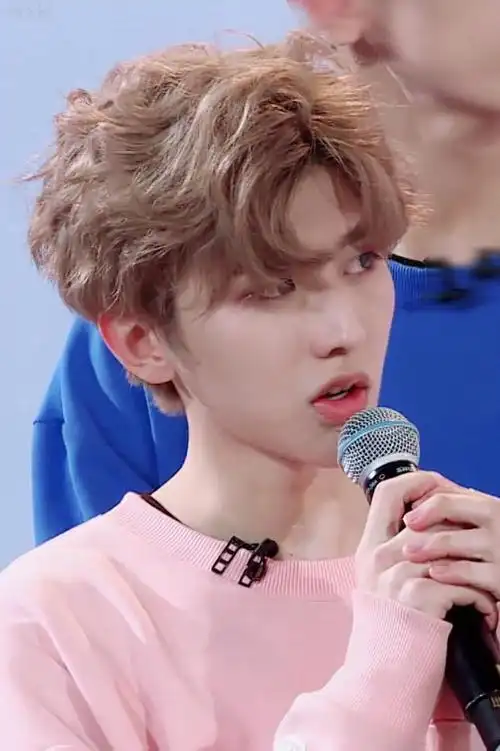 有生之年总算看到蔡徐坤再次爱心卷发的造型了