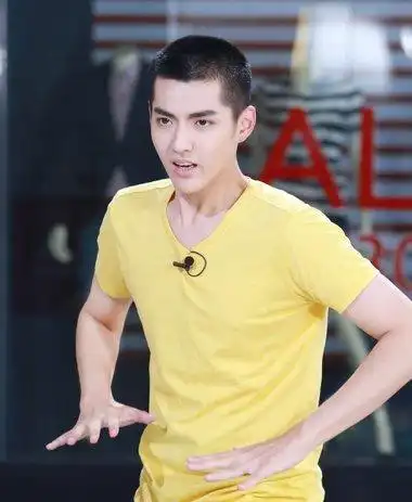 吴亦凡的银白色板寸 发型设计,将鬓角的头发完全做成 短发,发顶上的