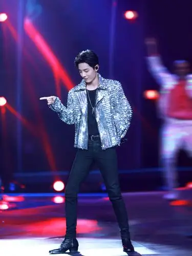 肖战现身综艺《我们的歌》,大背头靓仔造型痞帅男孩太惹人爱!