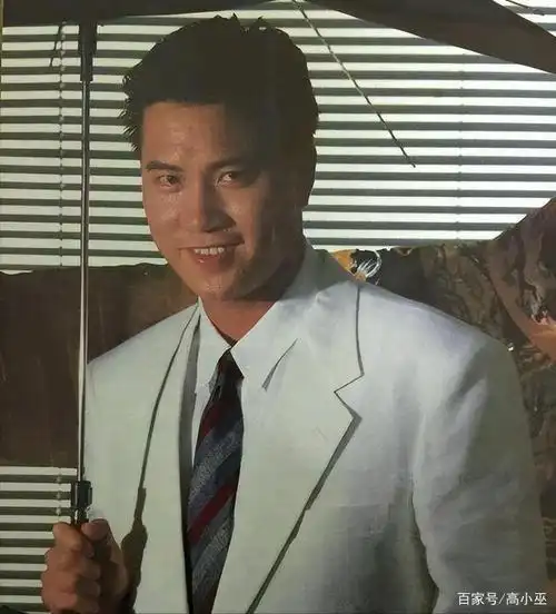 2,万梓良(64岁)如今狄龙已经75岁,前面头发几乎掉光,脸部皱纹沟壑