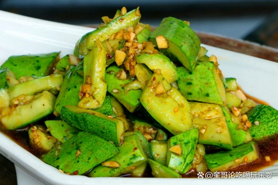 凉拌黄瓜是一道非常清爽的菜品,消暑开胃,特别好吃