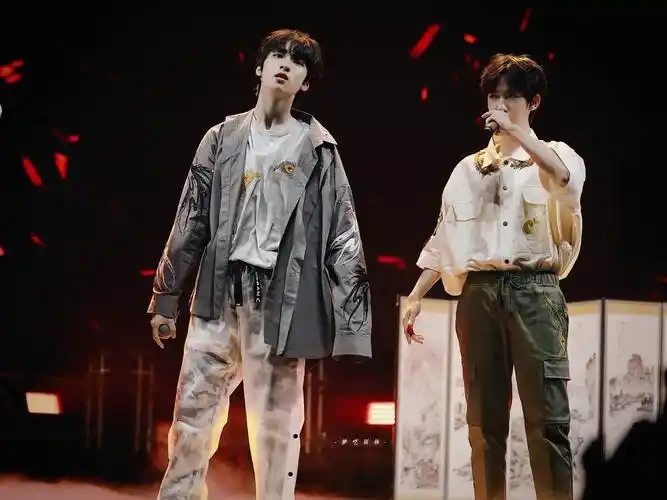 翔霖|严浩翔贺峻霖|tnt|时代少年团|饭拍饭修|图源微博见logo