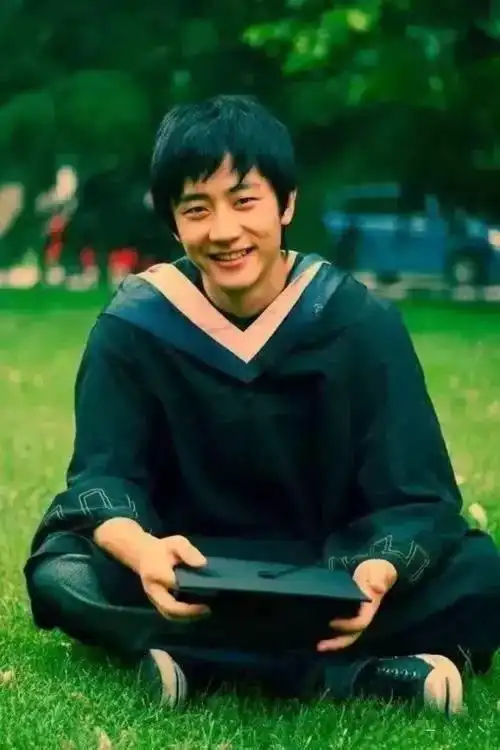 小时候,他总是与母亲挥别.