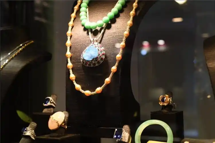 写美篇本届展会一楼延续以往精品珠宝风格,1-3厅重点展示高端彩宝珍珠