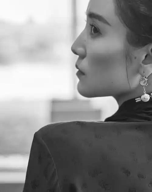 生活照中,我们也可以看到即便私服造型依旧是自带神仙气质,宋佳一袭深