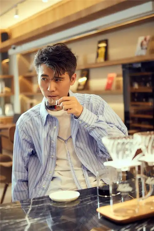 打开凤凰新闻,查看更多高清图片近日实力演员李乃文在微博曝光一组