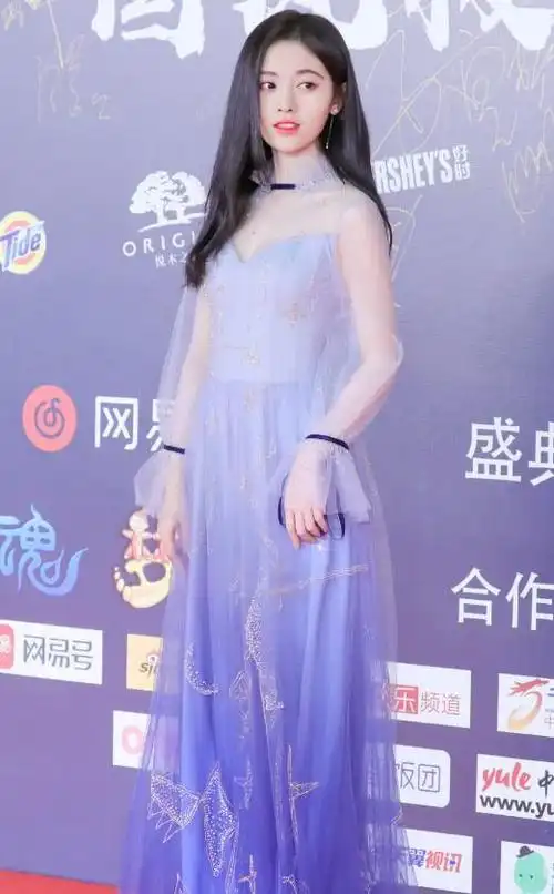 这次鞠婧祎穿上了一条渐变纱裙,整个人的气质都很仙气,而且这条裙子的