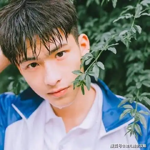初高中男生自认为很帅的四个动作校草透露一不小心被看穿