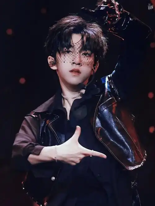 时代少年团贺峻霖 #贺峻霖神图 #月光少年贺峻霖  #壁纸 #氛胃行