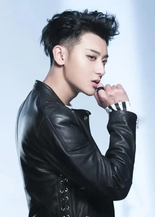 13 mb 原图尺寸:1143*1600 查看原图简介:一组精美的黄子韬no16,no16