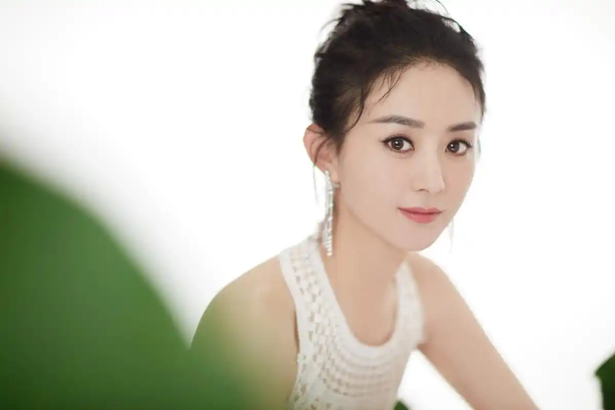 原创赵丽颖罕见营业,时隔87天再晒自拍照,眼镜杀造型五官太耐看