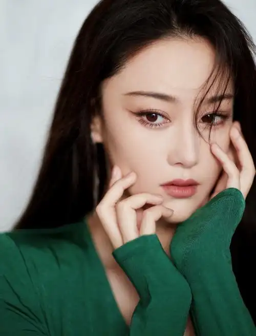 张馨予绿色深v高开叉礼服性感写真