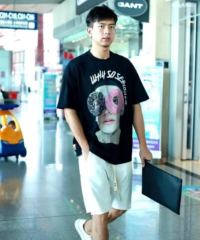 李现留胡子和没胡子这年龄起码差二十岁啊!