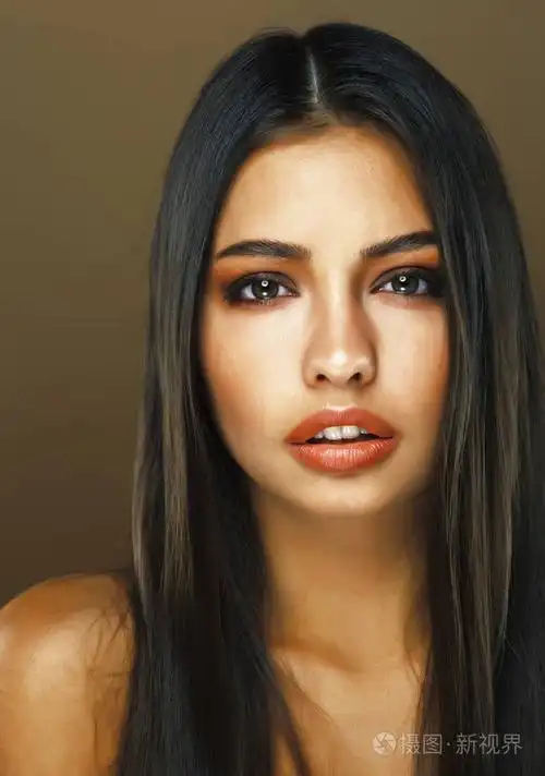 年轻漂亮的印度女孩在棕色背景下摆出情绪, 我