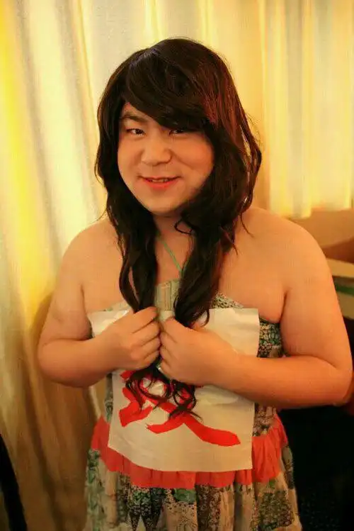 【巨冷】搞笑图片之男扮女装的搞笑青年图片