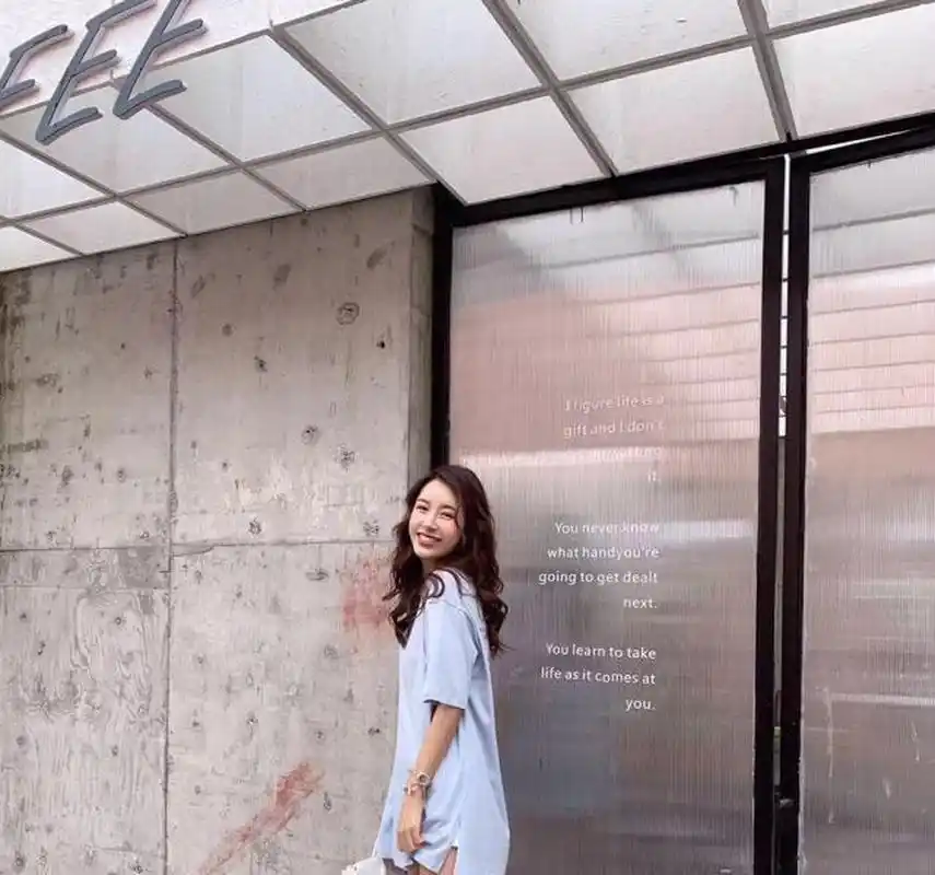 身高171cm的张子萱,对于凹造型可是一点也没有压力感.