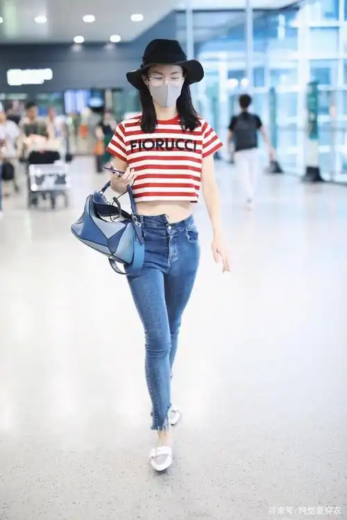 关晓彤突换风格!竟穿露脐装直接敞开怀,但感觉稍微有点油腻