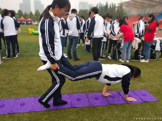 药学院成功开展指压板接力活动