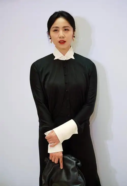 黄磊老婆穿黑裙也不老气,看着挺端庄,真是被宠成了"小女孩"