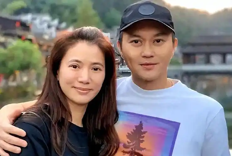 张智霖袁咏仪夫妇甜蜜出街,购物后驾跑车离去,恩爱如初