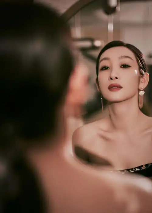 静谧中不失优雅,秦海璐的每一个动作都充满了魅力和韵味.