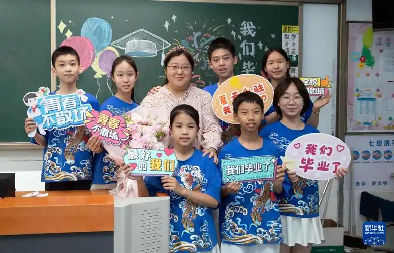 6月4日,北京小学六年级学生拍毕业照留念.新华社记者 徐金泉 摄