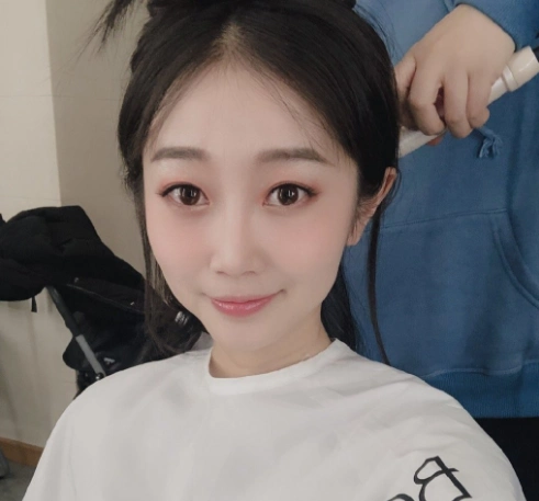 在这个小品中,陈嘉男身穿白色连衣裙,表演的是一个小学老师,因为老师