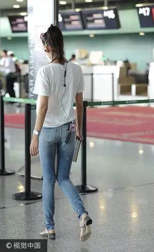 上海:前跆拳道冠军张蓝心现身虹桥机场 简约出行身材修长抢镜十足