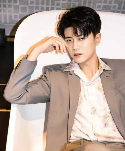 任嘉伦人气男星写真合集气质暖男风度翩翩