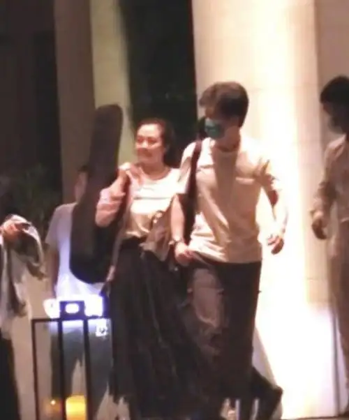 李健妻子孟小蓓个人资料简介与妻子近况出游照片