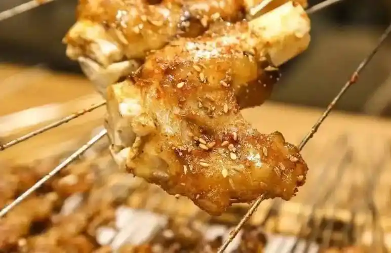 喝点啤酒盘吗,来一个羊拐脖,几个小串正宗做成部位,侃侃哈尔滨大山