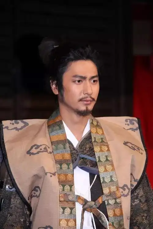 日本武士的谜之发型起源史帅不帅剃个月代头就知道了