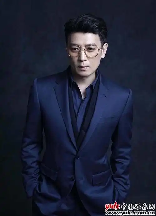 保剑锋出席搜狐时尚盛典 金丝眼镜造型尽显儒雅气质