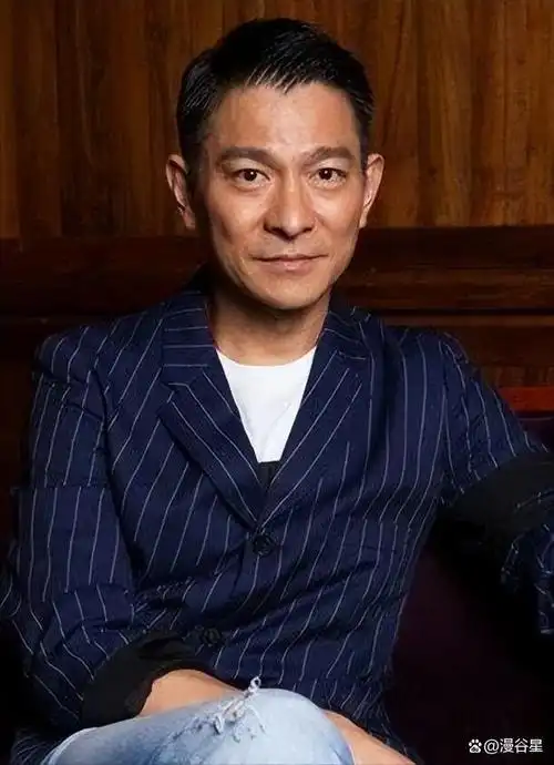 62岁刘德华近照老态龙钟头发花白啤酒肚显现一脸愁容网友震撼