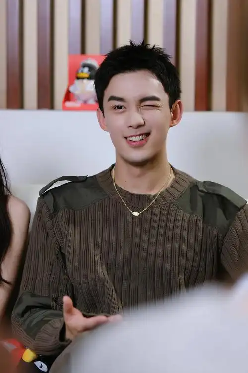 吴磊你是故意的谁知道今天这个整理衣领的视频我已经看了几十遍真的太