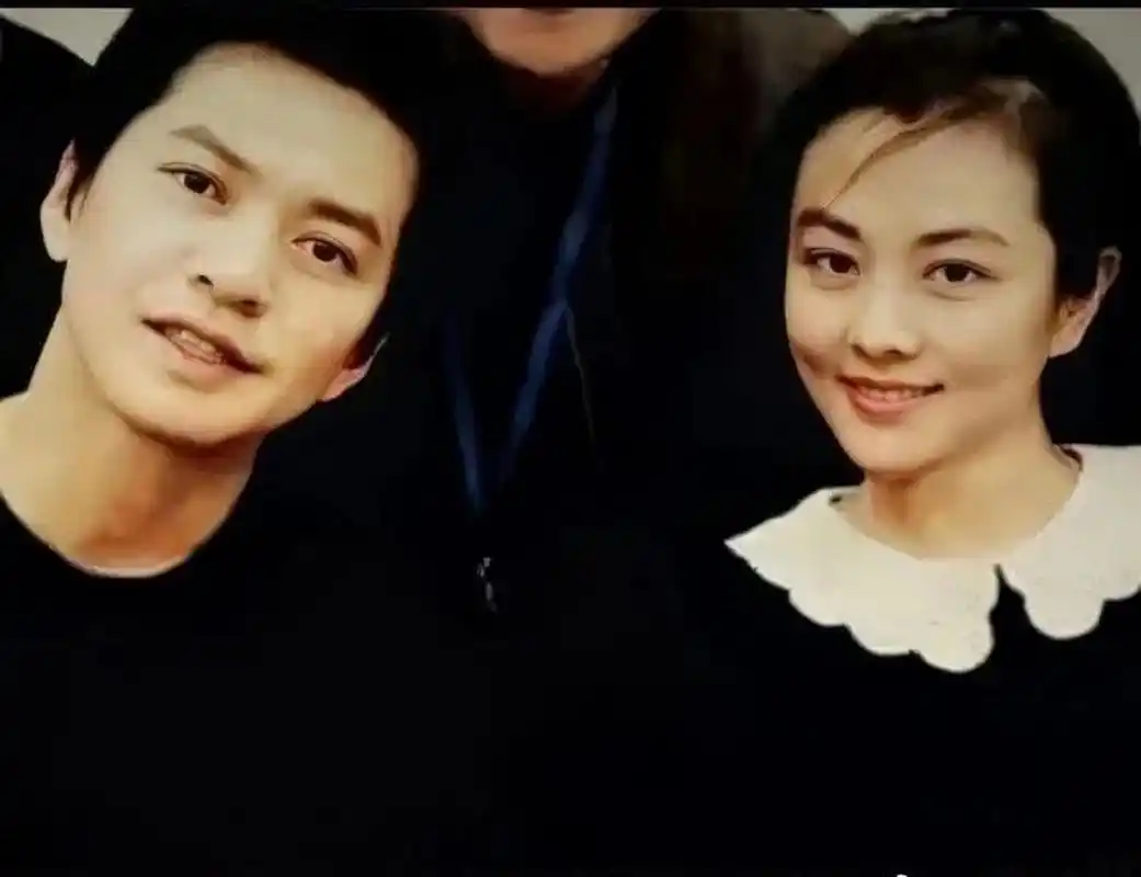 李健和妻子孟小蓓第一见面,李健10岁,孟小蓓5岁,李健对妈妈说:她好