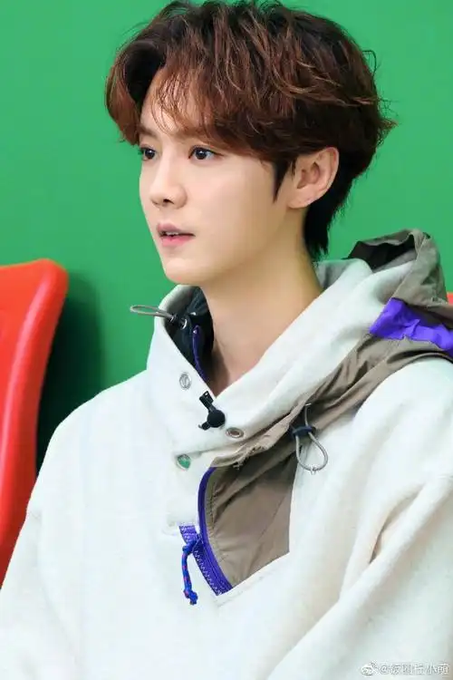 鹿晗侧颜随拍五宫格#鹿晗工作室更新鹿晗侧颜帅照!