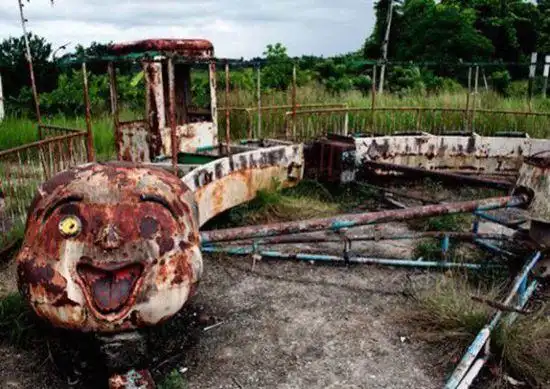 镜头下的废弃游乐园:昔日欢乐场所变诡异之地