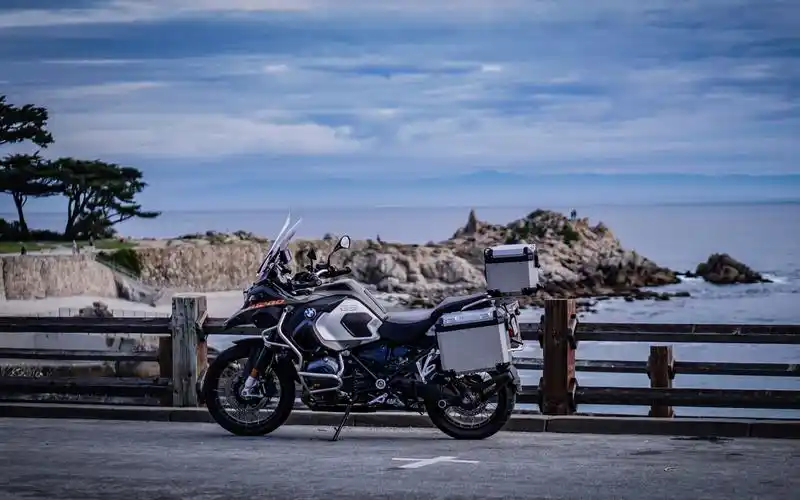 超炫酷摩托车高清图片桌面壁纸