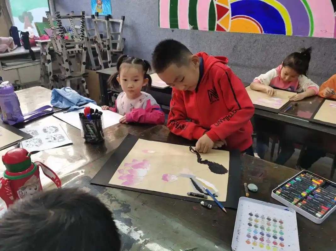 周末美术课日常#少儿美术教育 #少儿艺术培训机构 #黄河少儿 - 抖音