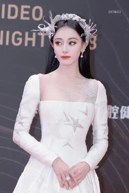 迪丽热巴 芭比公主#迪丽热巴今日星光大赏红毯造型,身穿julien