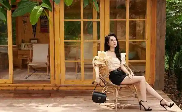 薇娅,就给人的感觉非常的成熟,她坐在椅子上大秀美腿,长发披肩的样子