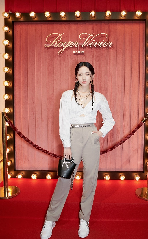 孟美岐到底有多美?看到她泳池出水那刻,才懂什么叫"c位美人"